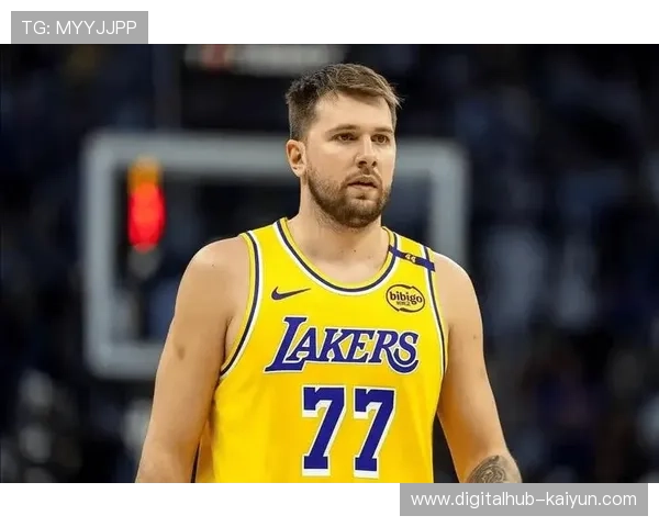 东契奇与巴特勒联手亮相揭幕战 新球队首秀引发球迷热议 东契奇与巴特勒联手亮相揭幕战 新球队首秀引发球迷热议