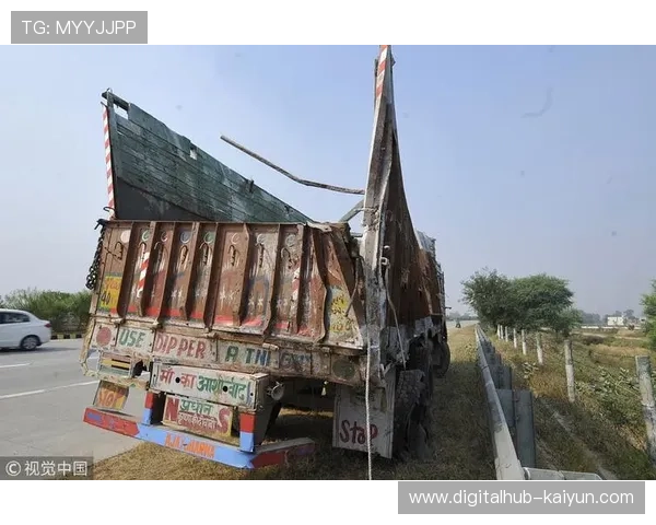 印度旅游巴士与卡车相撞,初步判断与超速有关 印度旅游巴士与卡车相撞,初步判断与超速有关